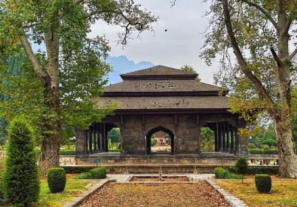 Srinagar Houseboat Stay & Kashmir Sightseeing Tour